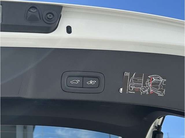 荷室は開口部が広く、床もフラットで積み下ろしがしやすい設計。日常の買い物から週末のレジャーまで、使い勝手の良さがしっかりと考えられています。