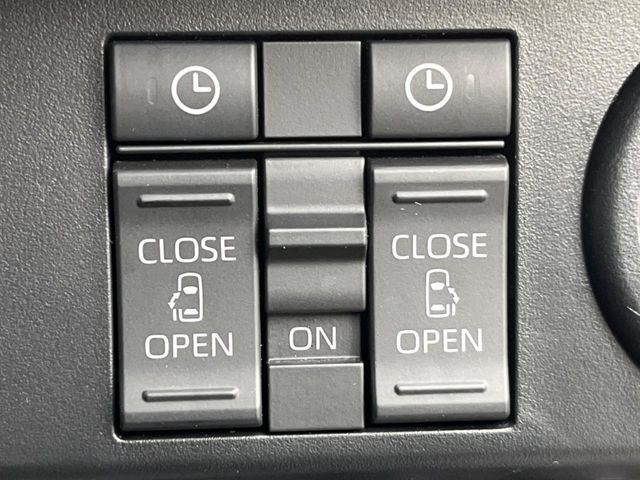 【両側パワースライドドア】スマートキーや運転席のスイッチで後席両側スライドドアの開閉が可能♪電動だから力を入れてドアを開ける必要が無く、小さなお子様でも簡単に開け閉めでき快適です♪