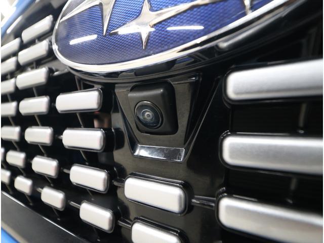 ■フロントグリルにカメラを装着し車内のマルチファンクションディスプレイで確認可能。見通しの悪い交差点での衝突事故防止に貢献するとともに、駐車・発進時などの前方確認をサポートします。