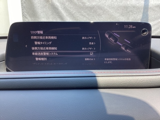 約40キロ以上での走行時、フロントガラスに設置したカメラで車線を認識し、車両がその線を踏み越える可能性があると判断すると、警報音でドライバーに注意を促します。