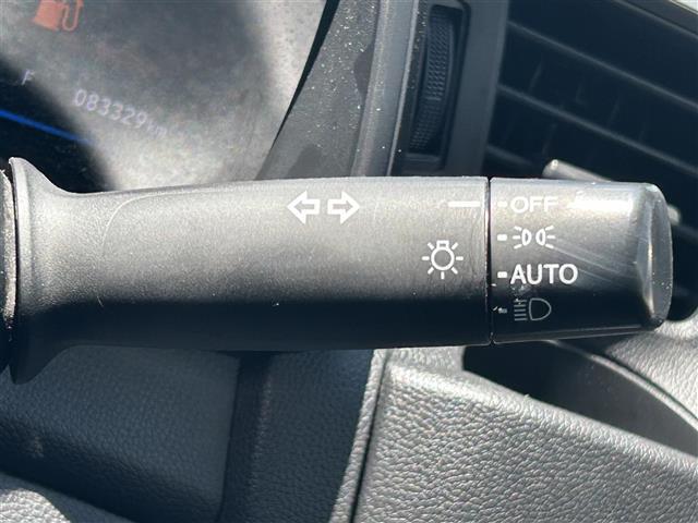 【オートライト（AUTO）】外の明るさをシステムが感知して、自動でヘッドライトが点灯します！ヘッドライトをつけ忘れを防ぐ便利機能です。