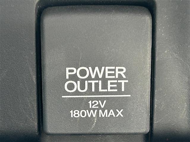【アクセサリーソケット（電源ソケット）】電源からケーブルをつなげば、スマートフォンなどの電子機器の充電などを行うことができます！ゲーム機器や、カメラの充電にも便利ですね。