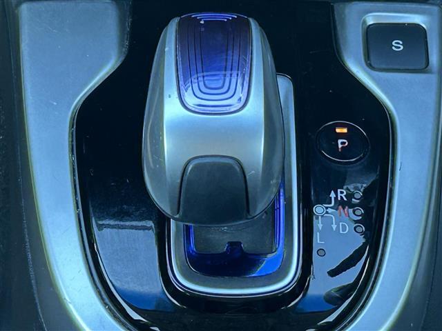 【シフトレバー】シフトの操作がしやすく快適なドライブを楽しんでいただけます！