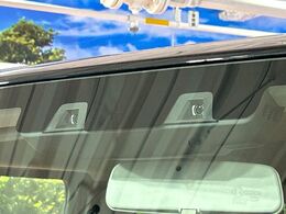 【スズキ　セーフティサポート】走行中に前方の車両等を認識し、衝突しそうな時は警報とブレーキで衝突回避と被害軽減をアシスト。より安全にドライブをお楽しみいただけます。