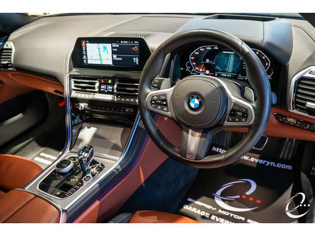 インテリアは純正オプションのBMW INDIVIDUALであるエクステッドメリノレザーを使用した「タルトゥーフォ×ブラック」のバイカラーレザーの組み合わせとなります。