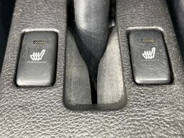 【シートヒーター】寒い日に重宝するシートヒーター！エアコンより早く温まってくれるので寒がりの人も安心ですね♪エアコンの温風は乾燥するから苦手、という方にもをおすすめです。