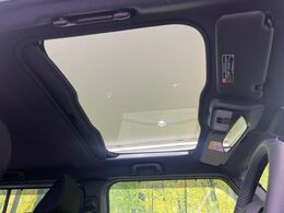 【ガラスルーフ】ガラスルーフ搭載で車内の解放感が一気にアップ！開放的なドライブをお楽しみいただけます。