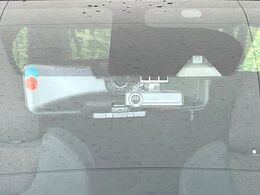 【インテリジェントエマージェンシーブレーキ】フロントカメラで前方の車両や歩行者を検知。衝突しそうな時は衝突被害軽減ブレーキが作動、衝突回避をサポート。より安全にドライブをお楽しみいただけます。