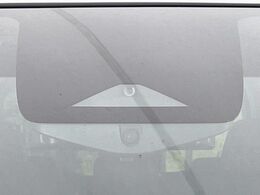 【エマージェンシーブレーキ】走行中に前方の車両等を認識し、衝突しそうな時は警報とブレーキで衝突回避と被害軽減をアシスト。より安全にドライブをお楽しみいただけます。