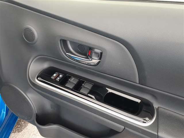 運転席パワーウインドウマスタースイッチです。車内の換気も運転席から簡単に行えます。ロック機能もついているので子供がイタズラして窓を開けるという事も防止できますよ。