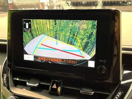 【バックカメラ】駐車時に後方がリアルタイム映像で確認できます。大型商業施設や立体駐車場での駐車時や、夜間のバック時に大活躍！運転スキルに関わらず、今や必須となった装備のひとつです！