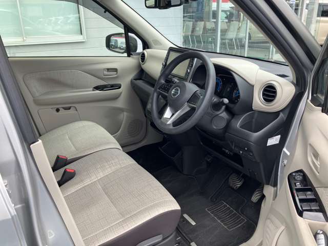 運転席です。疲れにくい形状と使いやすいレイアウト。シート高さも調整できるので快適なドライブ可能です。