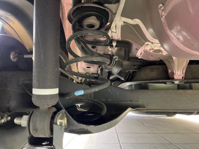 お車を安心してお乗りいただく為には、足回りの定期点検が欠かせません。サービスサポート（有償保証）では無料点検もご提供しており、安心のカーライフをお過ごしいただけるサポート体制が整っています。