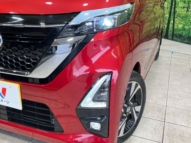 【LEDヘッドライト】悪天候や夜間走行時も良好な視界を確保し安心して運転できる高輝度LEDヘッドライトを装備！点灯速度が早く、消費電力も抑えられています。