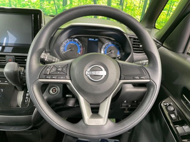 インテリアに合わせたデザインのステアリングは、運転される方のことも考え、運転しやすい形状、大きさです。是非一度、実際に触ってお確かめください。