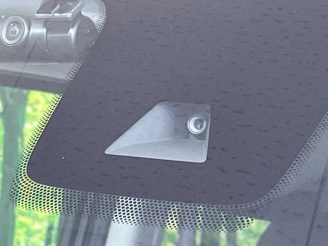 【エマージェンシーブレーキ】走行中に前方の車両等を認識し、衝突しそうな時は警報とブレーキで衝突回避と被害軽減をアシスト。より安全にドライブをお楽しみいただけます。