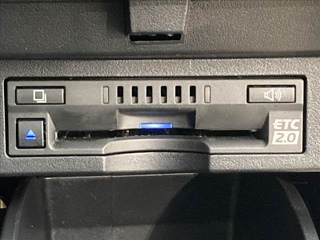 【ETC車載器】を装備しておりますので、ご納車直後からの遠距離ドライブも可能です。土日の利用料金の割引や、朝夕の通行料金を割引料金で高速道路をお楽しみいただけます。