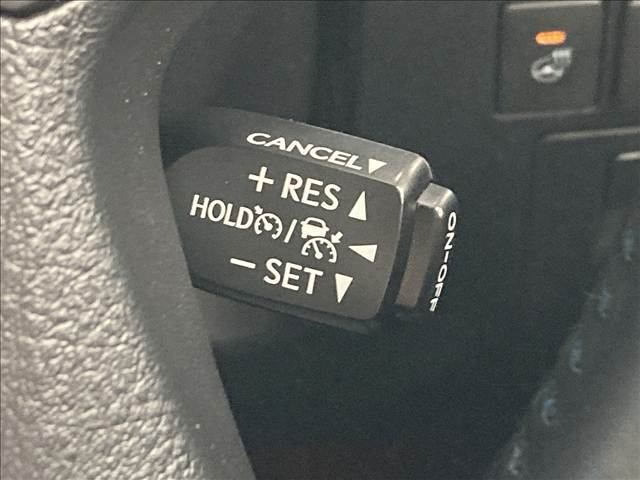 【レーダークルーズコントロール】装備車両です。レーダーやカメラを使って前を走るクルマの状況を検知して速度を調整してくれます。遠距離ドライブの高速道路などでは大活躍で疲労軽減に役立ちます。