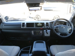 ワイドならではのゆったり空間で過ごせる運転席・助手席周り！！長距離ドライブでも安心の快適空間です♪