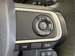 【アダプティブクルーズコントロール】高速道路での長距離走行が楽に！！自動で速度を保つクルーズコントロールが、衝突軽減システムと連携し、前方の車両を感知して車間を保つように速度調節してくれます！！