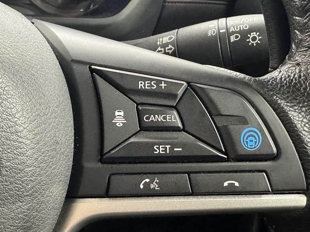 【プロパイロット】運転支援システムが搭載されております。全車速域追従式クルーズコントロールやレーンキープで長距離運転をアシスト。