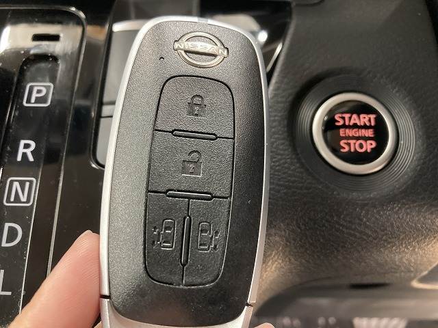 【スマートキー・プッシュスタート】キーを身につけている状態なら、ドアに付いているスイッチを押すだけで、ドアロックの開閉ができる機能。エンジン始動も便利です。