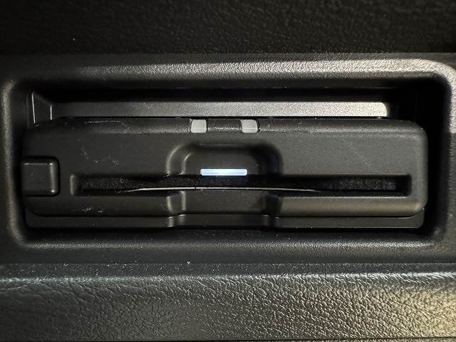 【ETC車載器】を装備しておりますので、ご納車直後からの遠距離ドライブも可能です。土日の利用料金の割引や、朝夕の通行料金を割引料金で高速道路をお楽しみいただけます。