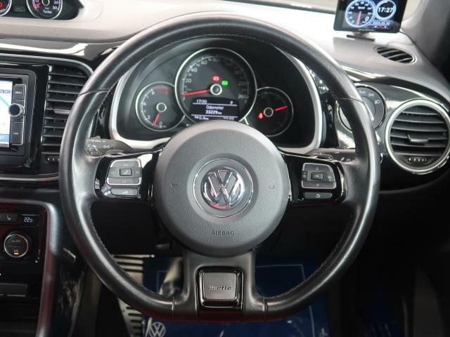 Volkswagen全車共通の上質な本革を使用した手触りのしっとりとしたステアリングです。唯一素肌が触れるハンドルは上位モデルと同じ握り心地になっております。