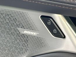 【BOSEサウンドシステム】メーカーオプションの高品位サウンドシステムを搭載。専用のチューニングが施された大小様々なスピーカーから良質なサウンドが奏でられ、臨場感あふれる音響空間を演出します。