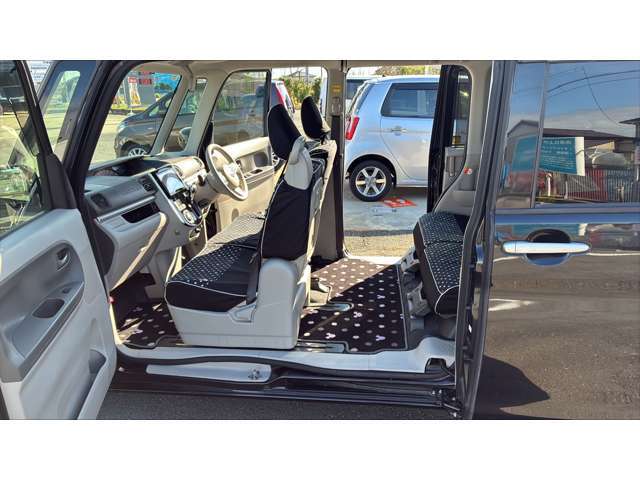 ピラーレスで乗り降りもラクラク♪