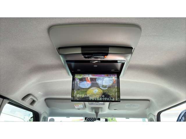 リヤ席フリップダウンモニター