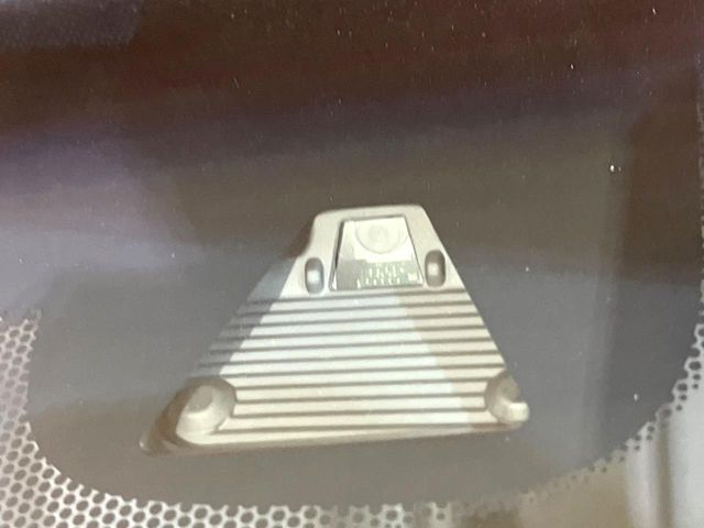【ホンダセンシング】走行中に前方の車両等を認識し、衝突しそうな時は警報とブレーキで衝突回避と被害軽減をアシスト。より安全にドライブをお楽しみいただけます。