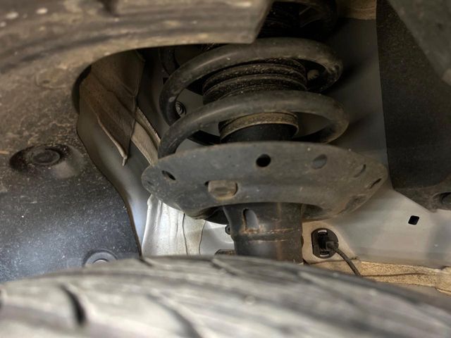 お車を安心してお乗りいただく為には、足回りの定期点検が欠かせません。サービスサポート（有償保証）では無料点検もご提供しており、安心のカーライフをお過ごしいただけるサポート体制が整っています。
