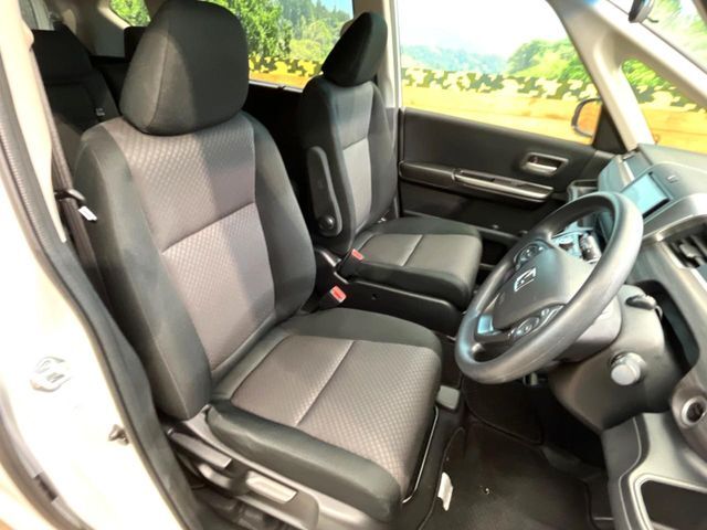 運転席シート廻りは使用感も少なく、良好な状態となっています。丁寧に使われていたことがよくわかりますね。
