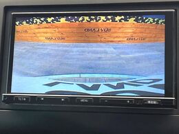 【バックカメラ】駐車時に後方がリアルタイム映像で確認できます。大型商業施設や立体駐車場での駐車時や、夜間のバック時に大活躍！運転スキルに関わらず、今や必須となった装備のひとつです！