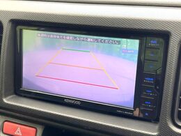 【バックカメラ】駐車時に後方がリアルタイム映像で確認できます。大型商業施設や立体駐車場での駐車時や、夜間のバック時に大活躍！運転スキルに関わらず、今や必須となった装備のひとつです！