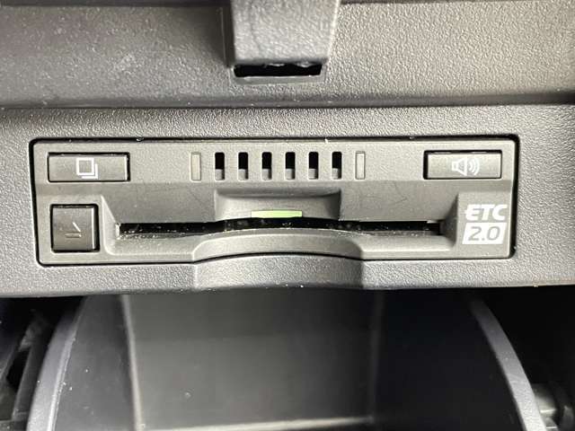 【ETC】有料道路を利用する際に料金所で停止することなく通過できる、ETC車載器（ノンストップ自動料金収受システム機器）が装備されています。セットアップを行うことで利用可能になります。