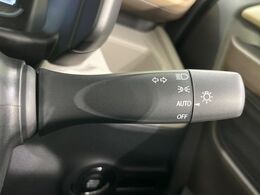 【オートライト】周りの明るさに応じて自動でヘッドライトの点灯・消灯ができる機能です！ライトの付け忘れ・消し忘れなどが無くなり、雨の日や夕方の走行も安心！トンネル通過時も便利ですね♪