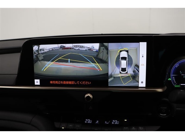 パノラミックビューモニターが付いているので、車の上から見た映像が確認できます。慣れないボディサイズでもより安心してお乗りいただけます。＊車両周辺の情報を確認できますが、直接周囲の安全をご確認ください。