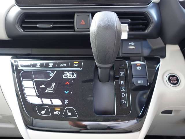 タッチパネルオートエアコンは操作も簡単で分かりやすいです！これで車内はいつでも快適です！