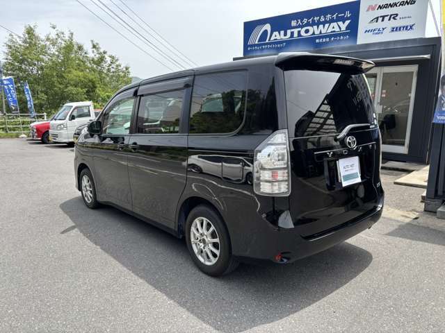 当店は車の販売だけでなく、鈑金・塗装が出来る工場も御座います！！修理なども承っております。お気軽にお問い合わせください！