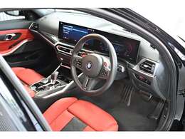 内装も使用感なくきれいです。BMWライブコックピット。タッチパネル機能付の 10.25インチのインフォメーションディスプレイおよび12.3インチの デジタル表示メーターパネルで 構成されています。