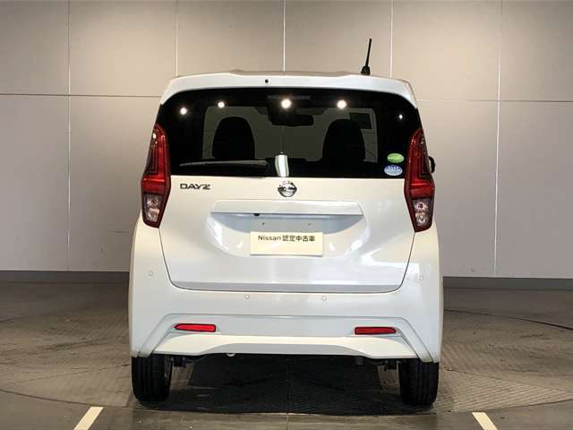 前・後方に車両や壁などの障害物がある場合、クルマが誤操作を察知して、衝突を未然に防ぎます。