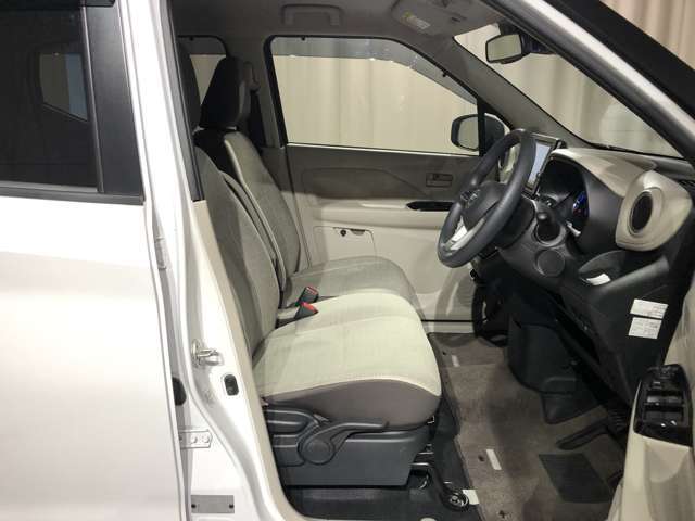 運転席も広々でゆったりとした気分で運転できます☆