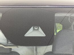 【インテリジェントエマージェンシーブレーキ】フロントカメラで前方の車両や歩行者を検知。衝突しそうな時は衝突被害軽減ブレーキが作動、衝突回避をサポート。より安全にドライブをお楽しみいただけます。