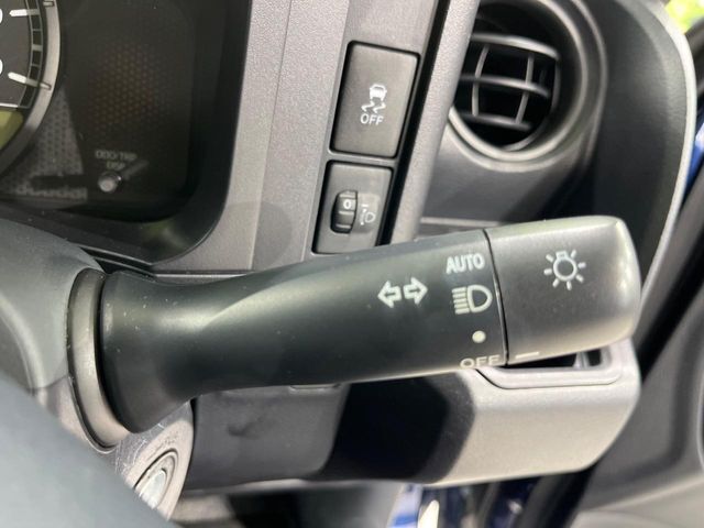 【オートライト】周りの明るさに応じて自動でヘッドライトの点灯・消灯ができる機能です！ライトの付け忘れ・消し忘れなどが無くなり、雨の日や夕方の走行も安心！トンネル通過時も便利ですね♪