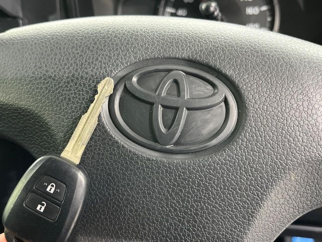 【キーレス】少し離れた場所からでもボタン一つでドアの開錠・施錠ができるのでとっても便利！ドアの鍵穴周りに傷をつけることもありません♪