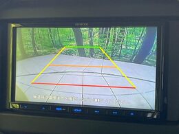 【バックカメラ】駐車時に後方がリアルタイム映像で確認できます。大型商業施設や立体駐車場での駐車時や、夜間のバック時に大活躍！運転スキルに関わらず、今や必須となった装備のひとつです！