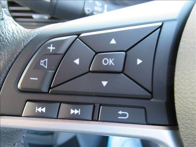 【ステアリングスイッチ】ハンドル左側のボタンで音量の調節、チャンネル変更が可能に。運転中でもナビまで手を伸ばさずに操作可能です。