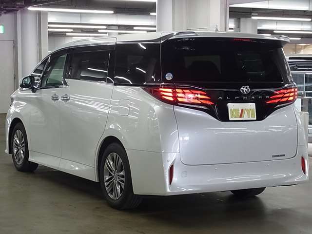 雨が降ってもゆったりと車選びができる全天候型立体展示場！エスカレーター完備！